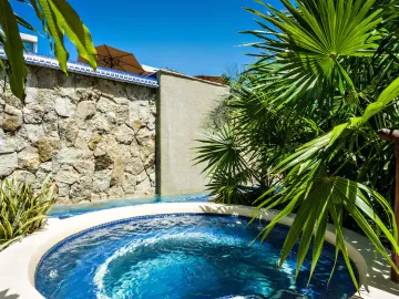 Condominio de lujo a 200 metros del mar, con club de playa, alberca, jacuzzi 100 metros de la Quinta Avenida, con servicios de hotel, concierge, amueb