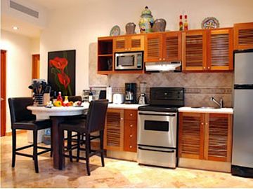 Condominio de lujo a 200 metros del mar, con club de playa, alberca, jacuzzi 100 metros de la Quinta Avenida, con servicios de hotel, concierge, amueb