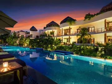 Condominio de lujo a 200 metros del mar, con club de playa, alberca, jacuzzi 100 metros de la Quinta Avenida, con servicios de hotel, concierge, amueb