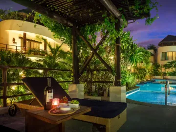 Condominio de lujo a 200 metros del mar, con club de playa, alberca, jacuzzi 100 metros de la Quinta Avenida, con servicios de hotel, concierge, amueb