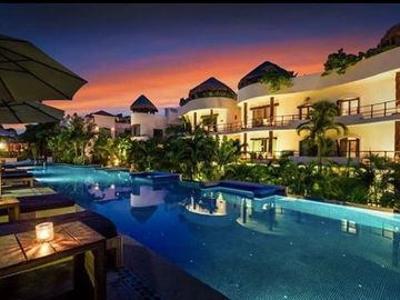 Condominio de lujo a 200 metros del mar, con club de playa, alberca, jacuzzi 100 metros de la Quinta Avenida, con servicios de hotel, concierge, amueb