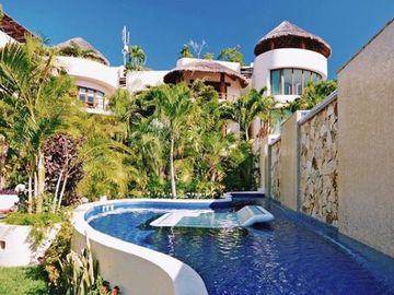 Condominio de lujo a 200 metros del mar, con club de playa, alberca, jacuzzi 100 metros de la Quinta Avenida, con servicios de hotel, concierge, amueb