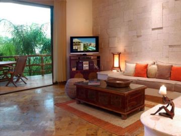 Condominio de lujo a 200 metros del mar, con club de playa, alberca, jacuzzi 100 metros de la Quinta Avenida, con servicios de hotel, concierge, amueb
