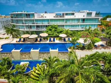 Condominio de lujo a 200 metros del mar, con club de playa, alberca, jacuzzi 100 metros de la Quinta Avenida, con servicios de hotel, concierge, amueb