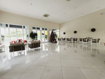 Venta de Casa en Urb. Casa Laguna, Aurora, Cerca del C.C Riocentro El Dorado