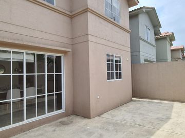 Venta de Casa en Urb. Casa Laguna, Aurora, Cerca del C.C Riocentro El Dorado