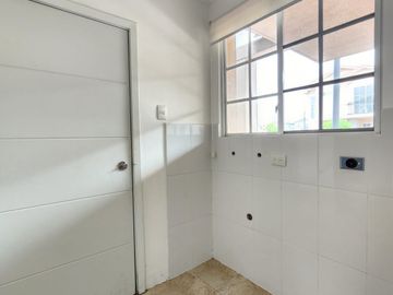 Venta de Casa en Urb. Casa Laguna, Aurora, Cerca del C.C Riocentro El Dorado