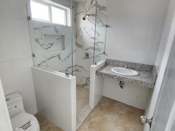 Venta de Casa en Urb. Casa Laguna, Aurora, Cerca del C.C Riocentro El Dorado