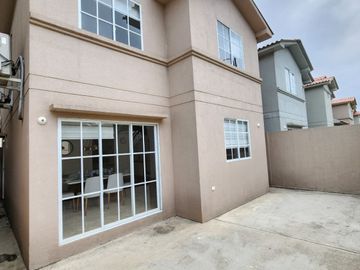 Venta de Casa en Urb. Casa Laguna, Aurora, Cerca del C.C Riocentro El Dorado