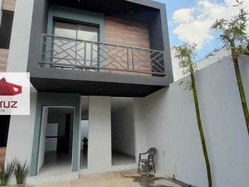 CASA EN VENTA CON HERMOSOS ACABADOS EN MIRAFLORES