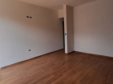 CASA EN VENTA CON HERMOSOS ACABADOS EN MIRAFLORES