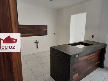 CASA EN VENTA CON HERMOSOS ACABADOS EN MIRAFLORES