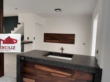 CASA EN VENTA CON HERMOSOS ACABADOS EN MIRAFLORES