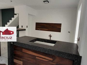 CASA EN VENTA CON HERMOSOS ACABADOS EN MIRAFLORES