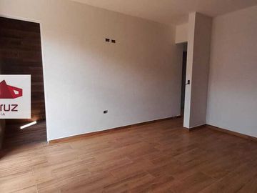 CASA EN VENTA CON HERMOSOS ACABADOS EN MIRAFLORES