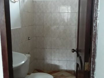 ACOGEDORA CASA DE DOS PLANTAS EN VENTA EN CIUDADELA LAS ORQUÍDEAS, PORTOVIEJO