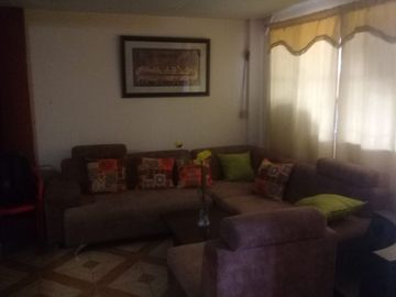 ACOGEDORA CASA DE DOS PLANTAS EN VENTA EN CIUDADELA LAS ORQUÍDEAS, PORTOVIEJO