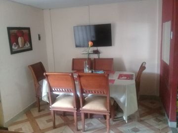 ACOGEDORA CASA DE DOS PLANTAS EN VENTA EN CIUDADELA LAS ORQUÍDEAS, PORTOVIEJO