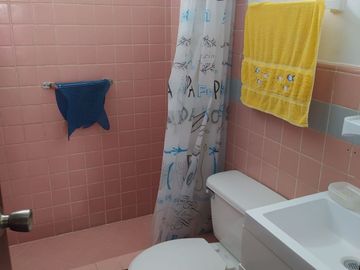 CASA DE 1 PISO, 3 DORMITORIOS 