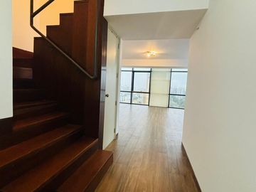 DEPARTAMENTO DUPLEX EN ALQUILER. SAN ISIDRO. CENTRO FINANCIERO. ZONA EMBAJADAS
