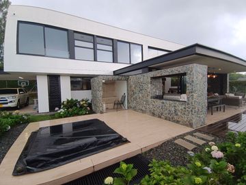 Modern and Luxurious Home Next to Club Campestre Llanogrande