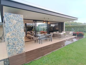 Modern and Luxurious Home Next to Club Campestre Llanogrande