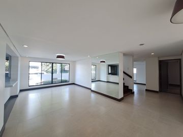 4 Bedrooms For Sale in BF HOMES