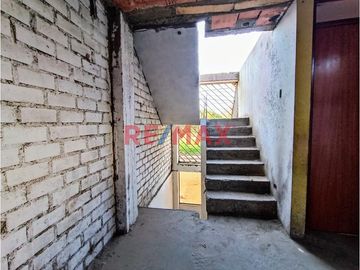 Se Vende Casa De Dos Pisos Frente Al Parque En Urb. Santo Domingo 3Ra. Etapa Carabayllo