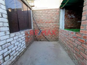 Se Vende Casa De Dos Pisos Frente Al Parque En Urb. Santo Domingo 3Ra. Etapa Carabayllo