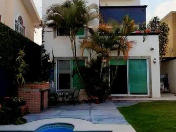 VENTA CASA SOLA EN FRACC. JARDINES  DE AHUATLÁN CUERNAVACA