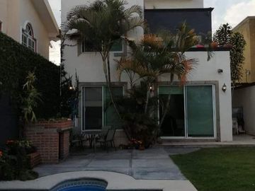 VENTA CASA SOLA EN FRACC. JARDINES  DE AHUATLÁN CUERNAVACA