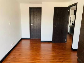 VENDO SUITE EDIFICIO PLAZA 10 - HOME REALTORS BY MONICA MIRANDA