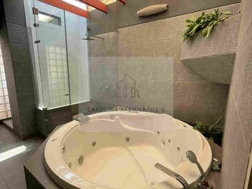 VENTA DE HERMOSO DUPLEX EN MONTERRICO CHICO, SURCO