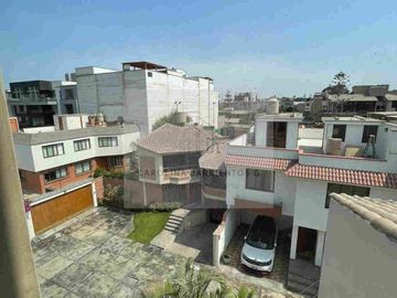 VENTA DE HERMOSO DUPLEX EN MONTERRICO CHICO, SURCO