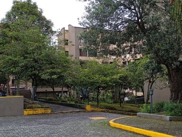 Sector Colegio San Gabriel, conjunto cerrado venta hermoso departamento de 131 m2; 3 dormitorios, 2 garages cubiertos y bodega.