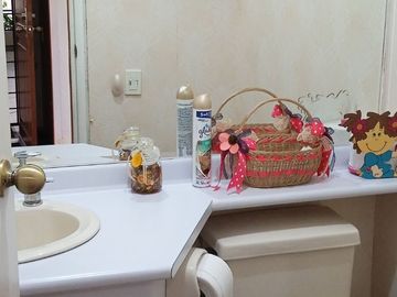 Sector Colegio San Gabriel, conjunto cerrado venta hermoso departamento de 131 m2; 3 dormitorios, 2 garages cubiertos y bodega.