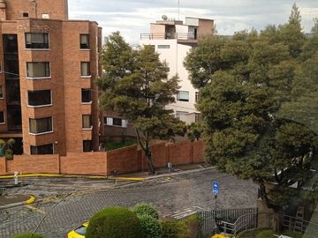 Sector Colegio San Gabriel, conjunto cerrado venta hermoso departamento de 131 m2; 3 dormitorios, 2 garages cubiertos y bodega.