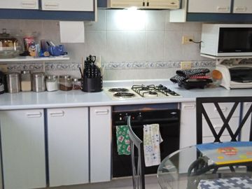 Sector Colegio San Gabriel, conjunto cerrado venta hermoso departamento de 131 m2; 3 dormitorios, 2 garages cubiertos y bodega.