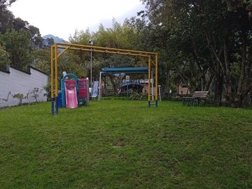 Sector Colegio San Gabriel, conjunto cerrado venta hermoso departamento de 131 m2; 3 dormitorios, 2 garages cubiertos y bodega.