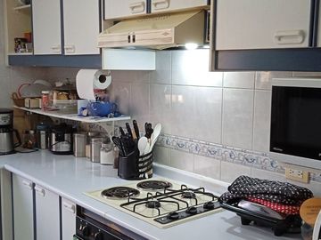 Sector Colegio San Gabriel, conjunto cerrado venta hermoso departamento de 131 m2; 3 dormitorios, 2 garages cubiertos y bodega.