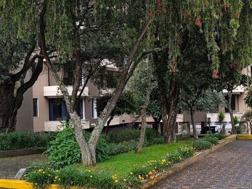 Sector Colegio San Gabriel, conjunto cerrado venta hermoso departamento de 131 m2; 3 dormitorios, 2 garages cubiertos y bodega.