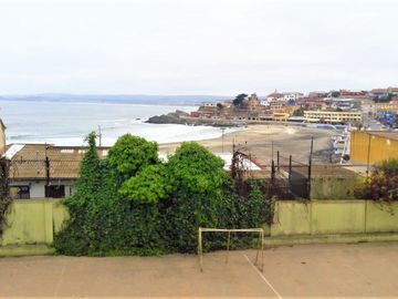 Gran terreno y casa Frente A Playa Chica