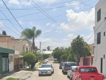 Hermosa y amplia casa en remate en la Col. Las Bugambilias, León, Guanajuato!