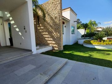 SE VENDE CASA DE UN PISO,CON 4 RECAMARAS Y VISTA AL CAMPO DE GOLF
