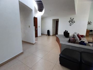 SE VENDE CASA DE UN PISO,CON 4 RECAMARAS Y VISTA AL CAMPO DE GOLF