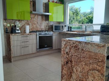 SE VENDE CASA DE UN PISO,CON 4 RECAMARAS Y VISTA AL CAMPO DE GOLF