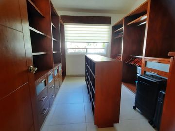 SE VENDE CASA DE UN PISO,CON 4 RECAMARAS Y VISTA AL CAMPO DE GOLF