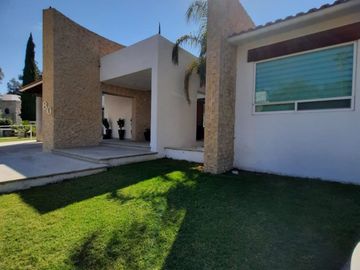 SE VENDE CASA DE UN PISO,CON 4 RECAMARAS Y VISTA AL CAMPO DE GOLF