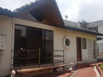 Hermosa casa en venta en la Urbanización Molinos del Viento sector Valle de los Chillos