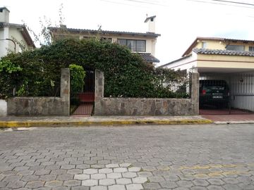 Hermosa casa en venta en la Urbanización Molinos del Viento sector Valle de los Chillos